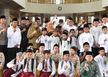 Kota Kediri Jadi Titik Pertama Safari Ramadan 1445 H, Pj Gubernur Jawa Timur dan Pj Wali Kota Kediri Serahkan Secara Simbolis Santunan Anak Yatim