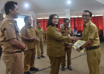 Serahkan SK Kenaikan Pangkat, Pj Wali Kota Kediri Ingatkan Untuk Terus Tingkatkan Kompetensi