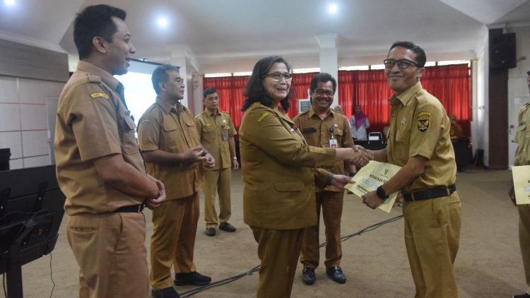 Serahkan SK Kenaikan Pangkat, Pj Wali Kota Kediri Ingatkan Untuk Terus Tingkatkan Kompetensi