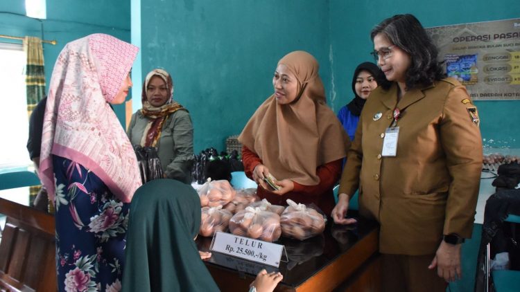 Cek Kesiapan OPM di Kelurahan Ngletih, PJ Wali Kota Kediri : Untuk Pastikan Warga Kebagian Semua Saat Belanja