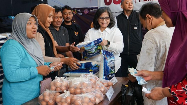 Tinjau OPM Kelurahan Pocanan, Pj Wali Kota Kediri Zanariah Pantau Pengendalian Harga