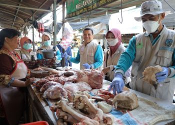 Sidak Pasar, DKPP Kota Kediri Pastikan Daging Yang Dijual Pedagang Aman, Sehat, Utuh dan Halal