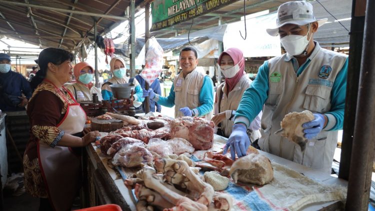 Sidak Pasar, DKPP Kota Kediri Pastikan Daging Yang Dijual Pedagang Aman, Sehat, Utuh dan Halal