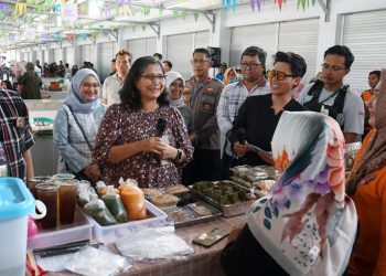 Pj Wali Kota Kediri Borong Jajanan di Festival Jajan Pasar 2024