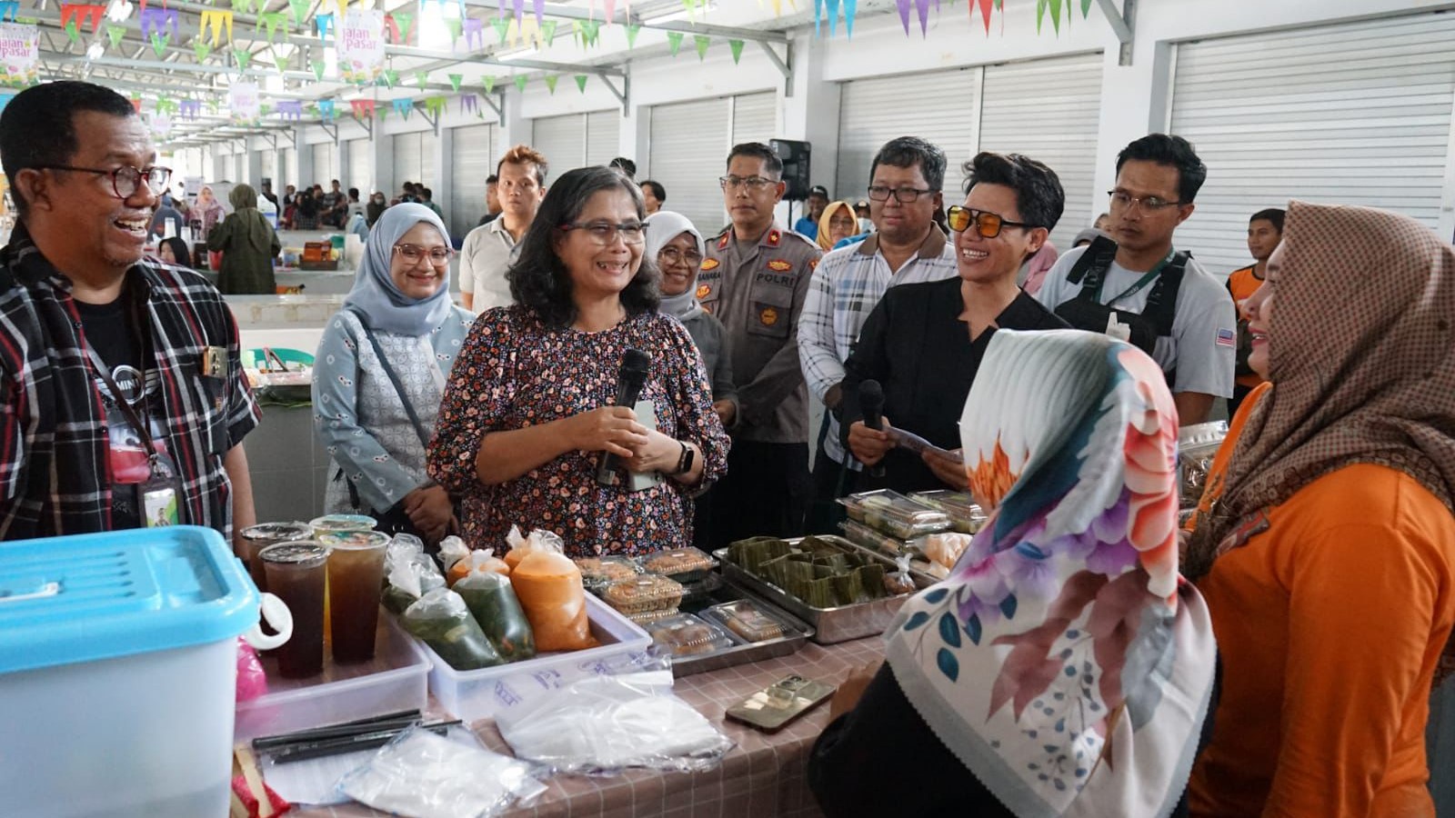 Pj Wali Kota Kediri Borong Jajanan Di Festival Jajan Pasar 2024