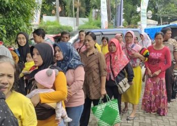 Ratusan Warga Kediri Antri Mengular Demi Beras Murah