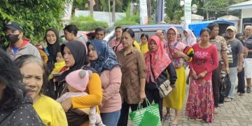 Ratusan Warga Kediri Antri Panjang Demi Beras Murah. (foto/Bacaini)