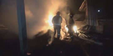Gudang Kopra di Jombang Ludes Terbakar, Pemilik Alami Kerugian Puluhan Juta. (foto/Bacaini)