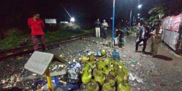 Disambar KA Rapih Dhoho, Pemotor di Kediri Terlempar 10 Meter. (foto/ist)