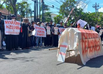 Usung Keranda Mayat di Kantor DPRD Tulungagung, Puluhan Massa Minta Hak Angket
