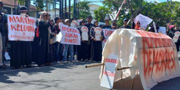 Usung Keranda Mayat di Kantor DPRD Tulungagung, Puluhan Massa Minta Hak Angket. (foto/Bacaini)