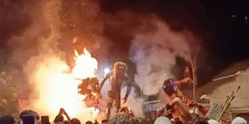 Melihat Serunya Pembakaran Ogoh-ogoh di Jambu Kediri. (foto/Bacaini)