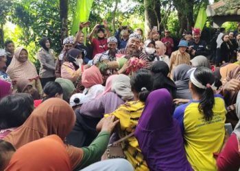 Sambut Ramadan, Ratusan Warga Lereng Kelud Rebutan Gunungan