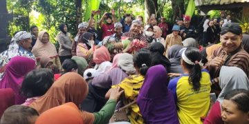 Sambut Ramadan, Ratusan Warga Lereng Kelud Rebutan Gunungan. (foto/Bacaini)