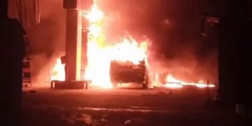 SPBU dan Minibus di Kediri Tiba-tiba Terbakar: Polisi Buru Sopir yang Kabur. (foto/Bacaini)
