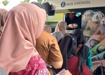 Kuota Tukar Uang Lebaran Terbatas, Mobil Kas BI Kediri Diserbu Warga