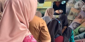 Kuota Tukar Uang Lebaran Terbatas, Mobil Kas BI Kediri Diserbu Warga. (foto/Bacaini)