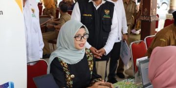 Hadiri Pembayaran Zakat Non Profesi, Bupati Blitar Singgung Turunnya Kemiskinan Ekstrem. Tampak Bupati Blitar Rini Syarifah. (foto/ist)