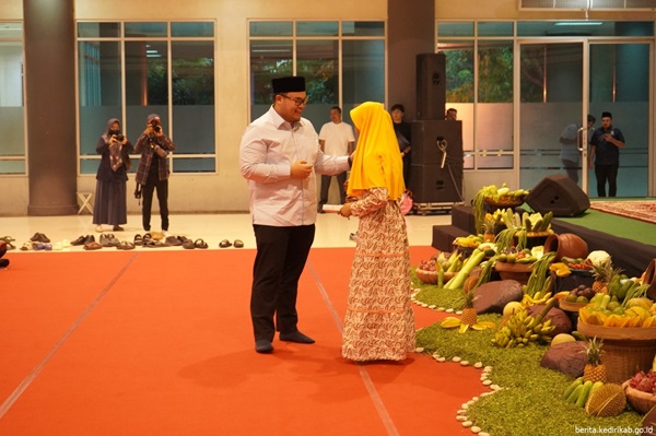 Bupati Kediri Beri Santunan 1.560 Anak Yatim