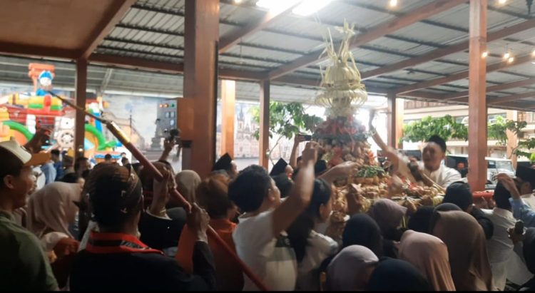 Ribuan Warga Blitar Berebut Gunungan Ketupat Cokelat