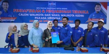 Vinanda Prameswati mengembalikan formulir pendaftaran di DPC Demokrat. (foto:Bacaini/AK Jatmiko)