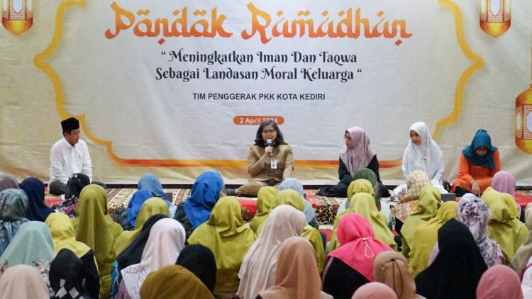 Buka Pondok Ramadan TP PKK Kota Kediri, PJ Wali Kota Kediri : Investasi Terbaik Adalah Bekali Anak Dengan Moral