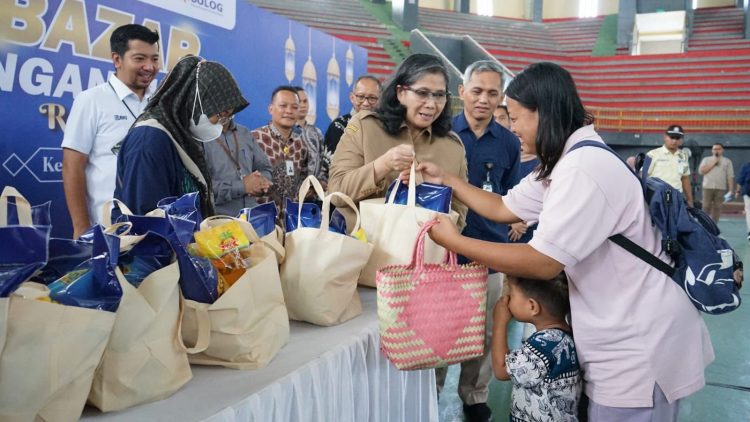 Tinjau Bazar Pangan Murah Ramadan, Pj Wali Kota Kediri Harap Bisa Penuhi Kebutuhan Masyarakat Jelang Idul Fitri 1445 H