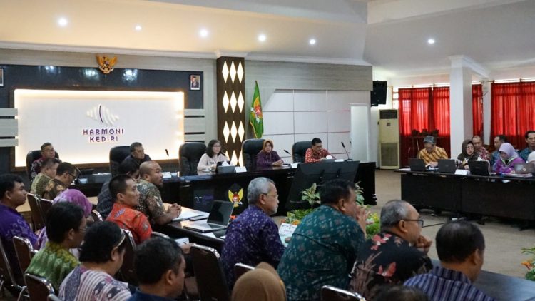 Pj Wali Kota Kediri Paparkan Berbagai Program Pemberdayaan Keluarga Kota Kediri Saat Penilaian iBangga Award 2024