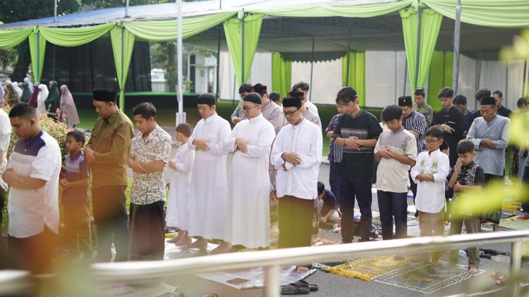 Gelar Sholat Idul Fitri 1445 H, Pemkot Kediri Ajak Pemudik Manfaatkan dan Promosikan UMKM