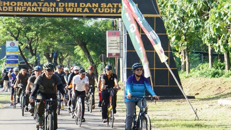 PJ Wali Kota Kediri Zanariah Meriahkan Fun Bike Bersama Forkompimda Plus Dalam HUT ke-17 Brigif 16 Wira Yudha