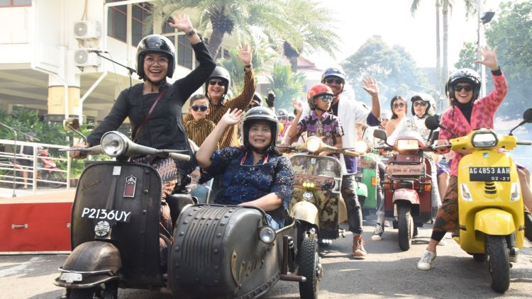 PJ Wali Kota Kediri Riding Vespa Bareng Puluhan Perempuan Komunitas Vespa Kediri di Hari Kartini