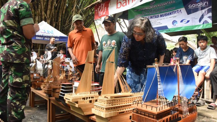 Saksikan Lomba Balap Perahu dan Kontes Perahu Terbaik Karya Warga Kelurahan Pakunden, PJ Wali Kota Kediri : Lombanya Keren