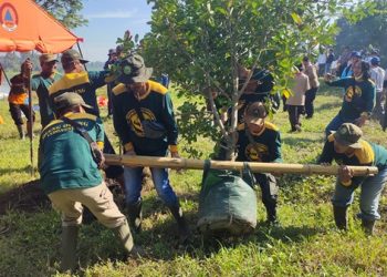 Ratusan Relawan Bersihkan Sungai Brantas di Hari Bumi