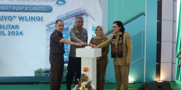 Genjot Layanan Kesehatan Masyarakat, RSUD Ngudi Waluyo Wlingi Blitar Bangun Gedung Rawat Inap 8 Lantai. Tampak Bupati Blitar Hj Rini Syarifah saat melakukan groundbreaking. (foto/ist)