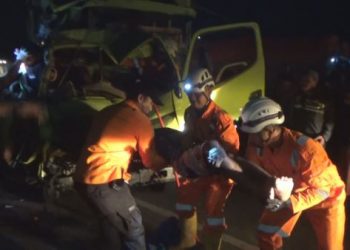Bus Mira Hantam Truk Muatan Ayam, Sopir dan Kernet Tewas Terjepit