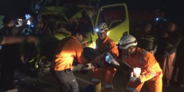 Bus Mira Hantam Truk Muatan Ayam, Sopir dan Kernet Tewas Terjepit. (foto/Bacaini)