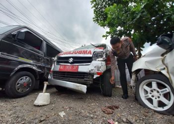 Mobil Ambulans Tulungagung Berisi Rombongan Pegawai Puskesmas Tabrak Tiang Listrik
