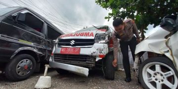 Mobil Ambulans Tulungagung Berisi Rombongan Pegawai Puskesmas Tabrak Tiang Listrik. (foto/Bacaini)