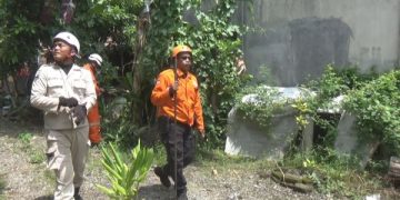 Kawanan Monyet Misterius Tiba-tiba Muncul dan Resahkan Warga, Pertanda Apa?. Tampak petugas BPBD Jombang yang sedang memburu monyet liar. (foto/Bacaini)