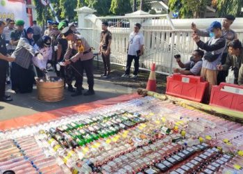 Puluhan Ribu Pil Koplo dan Miras BB Kejahatan 13 Hari di Kediri, Musnah