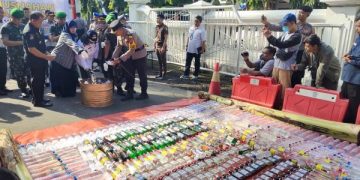 Puluhan Ribu Pil Koplo dan Miras BB Kejahatan 13 Hari di Kediri, Musnah. (foto/Bacaini)