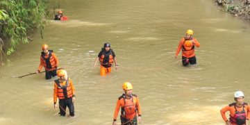 Detik-detik Mencekam Lansia Kediri Terseret Banjir Bandang. (foto/Bacaini)