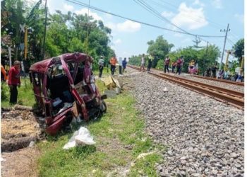 Ngeri! KA Argo Semeru Hantam Mobil Rombongan Pemudik di Madiun