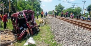 Ngeri! KA Argo Semeru Hantam Mobil Rombongan Pemudik di Madiun. (foto/ist)