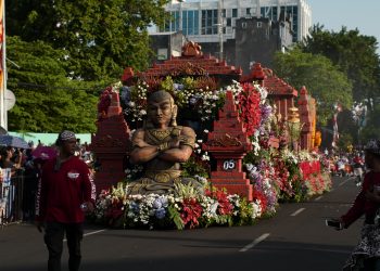 Tampil di Pawai Bunga dan Parade Budaya Surabaya Vaganza 2024, Kontingen PT Gudang Garam Tbk jadi Primadona