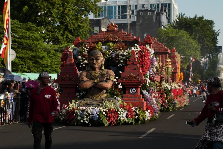 Tampil di Pawai Bunga dan Parade Budaya Surabaya Vaganza 2024, Kontingen PT Gudang Garam Tbk jadi Primadona