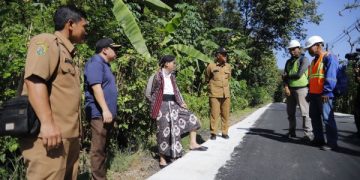 Mas Ipin dan Kajari Trenggalek Tinjau Pembangunan Jalan yang Pelaksanaannya Lebih Cepat dari Penjadwalan. (foto/ist)