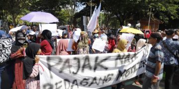 Kebijakan Retribusi Pasar Mas Ipin Bikin Pedagang Trenggalek Bergolak: Kami Kecewa Sama Bupati. (foto/Bacaini)