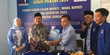 Resmi Daftar Bacabup di Demokrat Jombang, Ketua AKD Siap Lawan Incumbent. (foto/Bacaini)