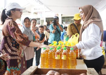 Jelang Lebaran, Mbak Cicha Pimpin Kegiatan Pasar Murah dan Pembagian Souvenir